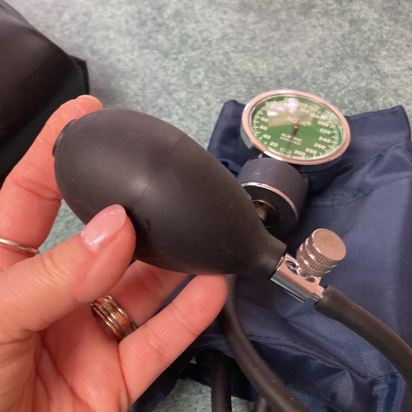 Like New Blood Pressure Cuff & Case - Picture 2 of 7